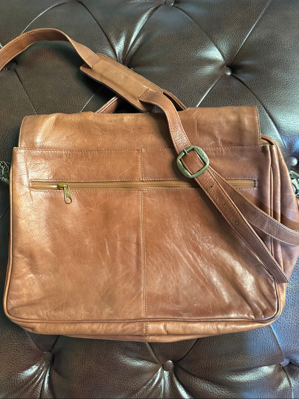 Women’s Leather Book/Messenger Bag in Brown - Classic Carry - Picture 2 of 7